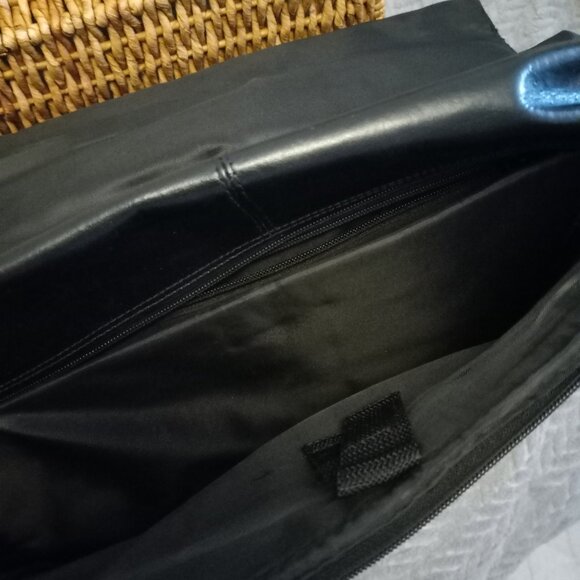 Wilson's Leather Black Leather shoulder strap Briefcase - Picture 5 of 5